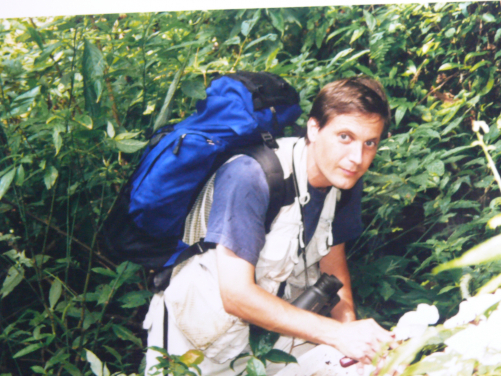 在 90 年代中期，正在進行螞蟻調查的約翰·費樂思博士。(圖片提供：嘉道理農場暨植物園)
 